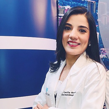 Dra. Cecilia Rodas, dermatóloga, con bata blanca