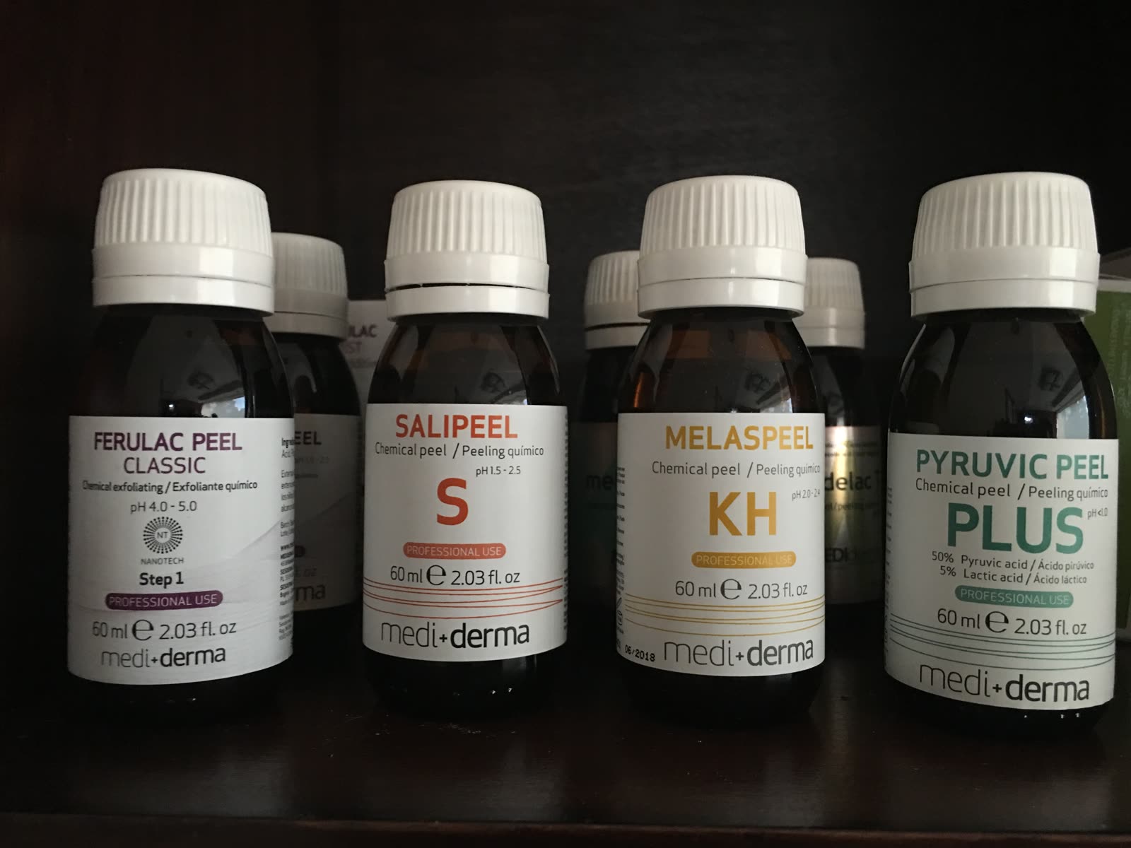 Frascos de peelings químicos mediderma en un estante de DERMAMED